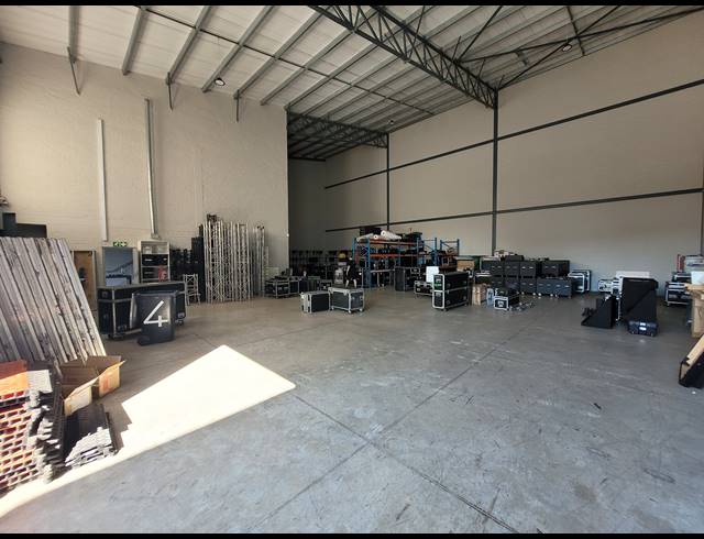 494M² WAREHOUSE TO LET IN STIKLAND INDUSTRIAL